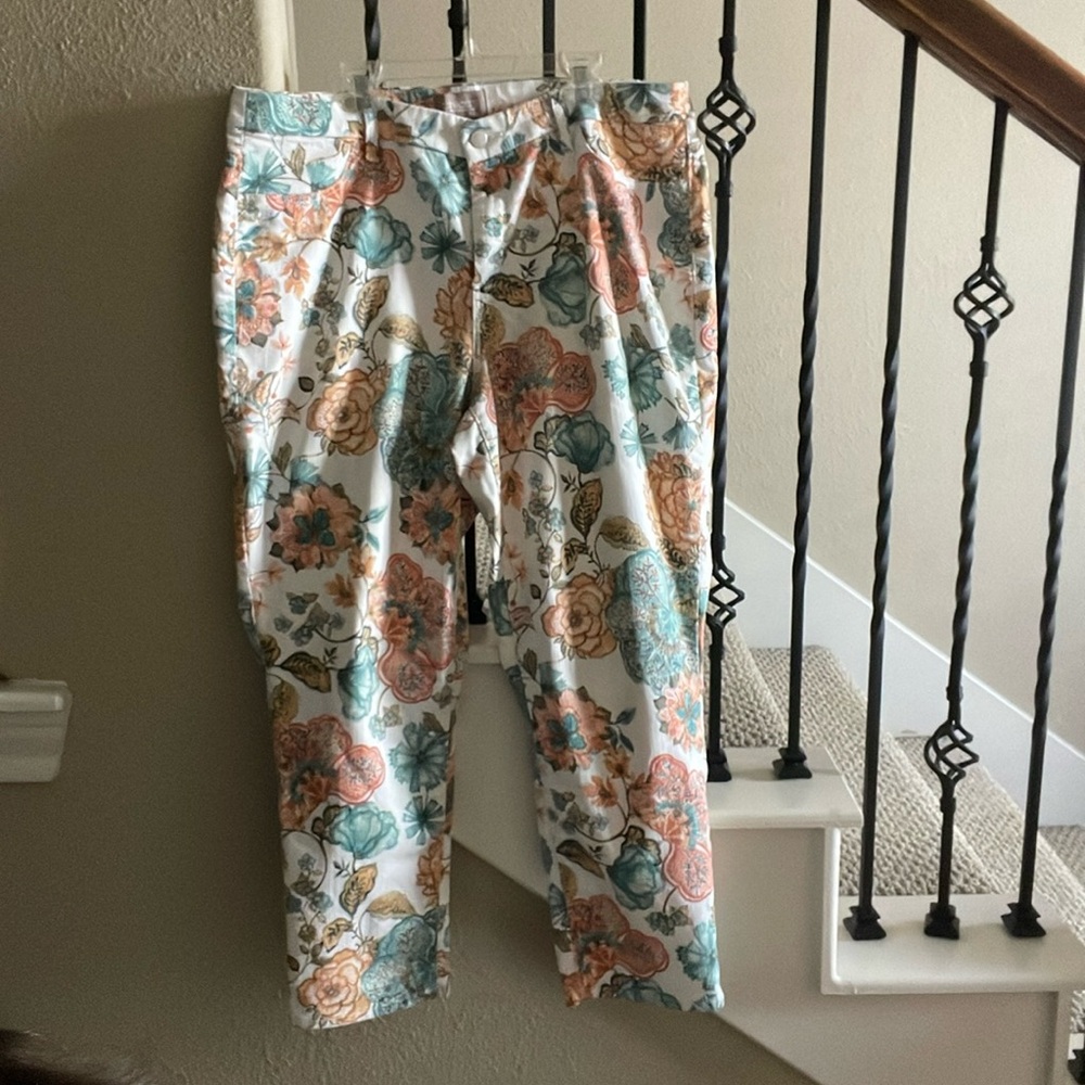 Chicos Sz 2.6 White Floral Print Ankle Jeans